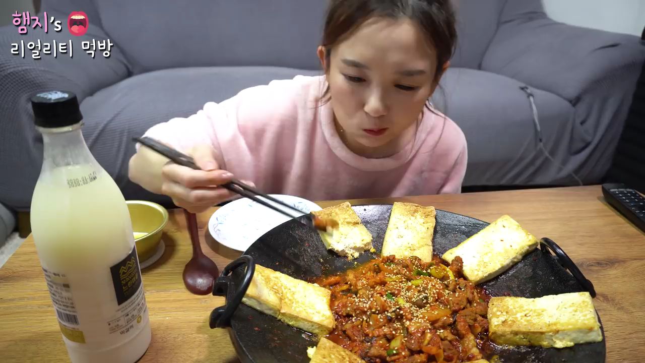 【Hamzy】韩国小姐姐真实吃播: ) 经典韩式下酒菜豆腐辣白菜~!配上米酒~!完美~!